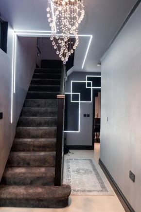 Modern Luxury Home With Jacuzzi Bath & Cinema Room